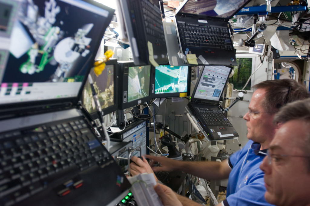 STS-128_ISS-20_Destiny_Canadarm2